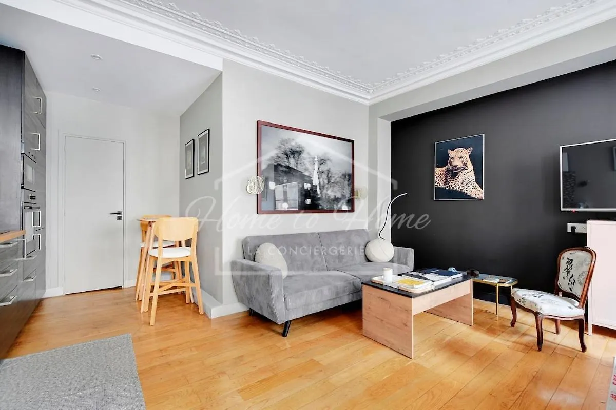Rivoli Street - Tuileries Garden - Luxury Comfort Paris