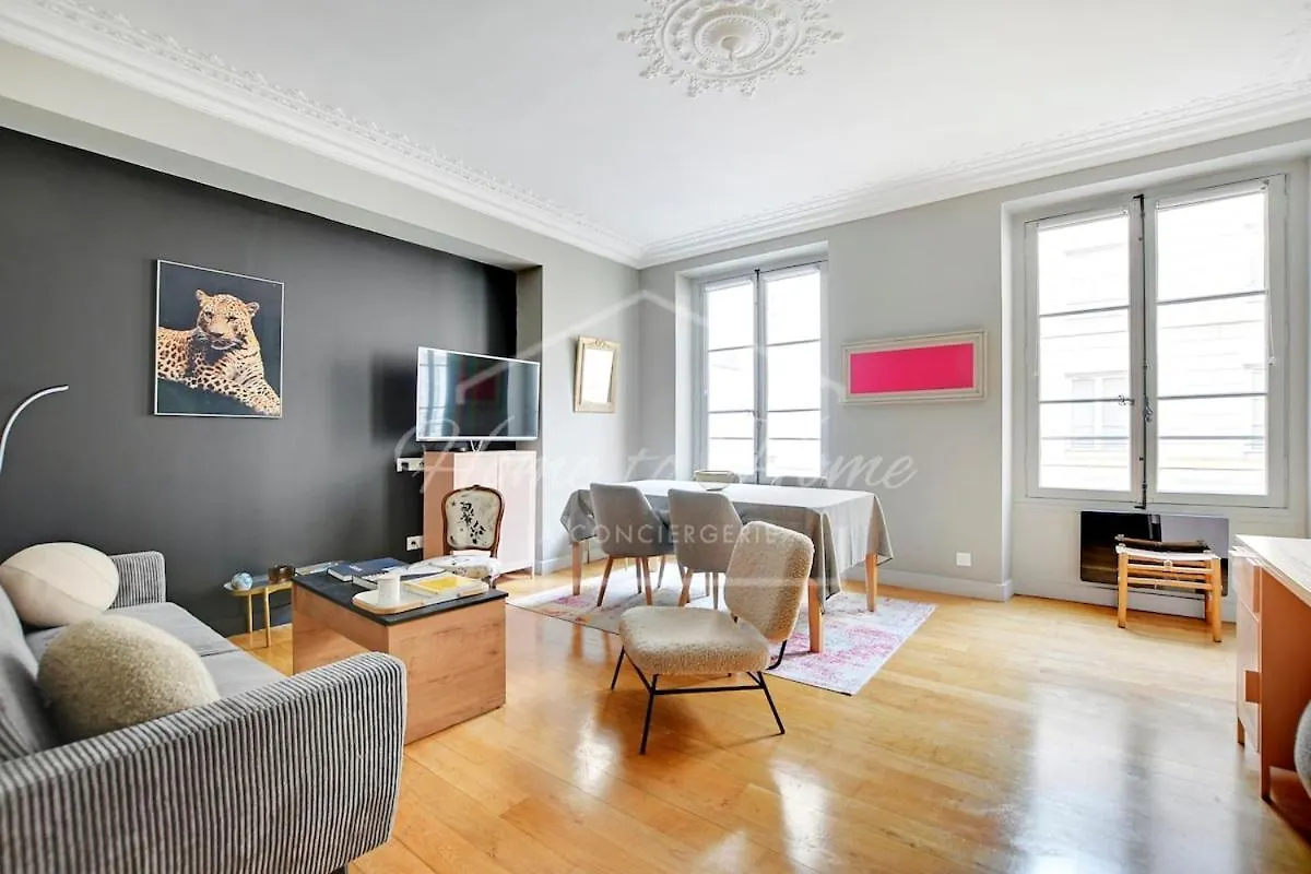 Rivoli Street - Tuileries Garden - Luxury Comfort Paris